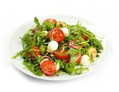 7 kg için haftada kilo kaybı için sebze salatası