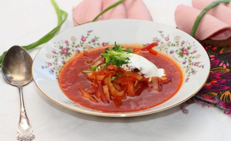 Öğleden sonra atıştırması için gut hastaları vejetaryen pancar çorbası yiyebilir